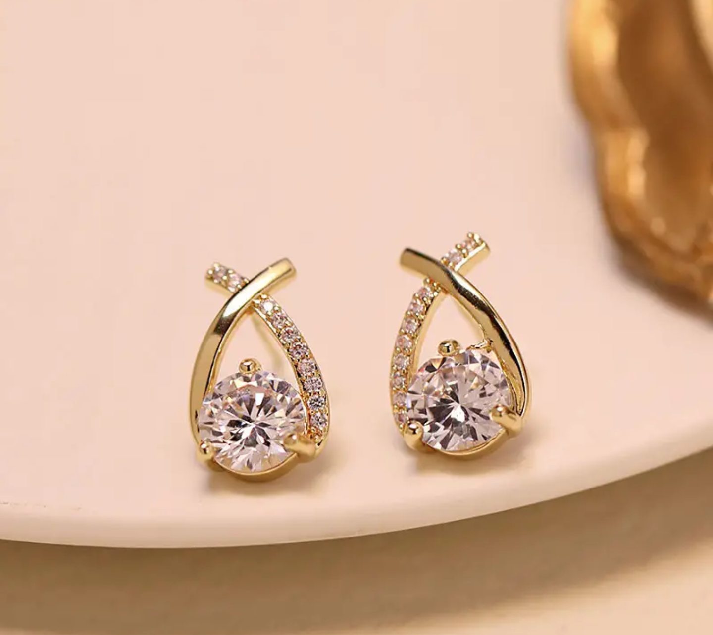 Златни дамски обеци с невероятен камък .