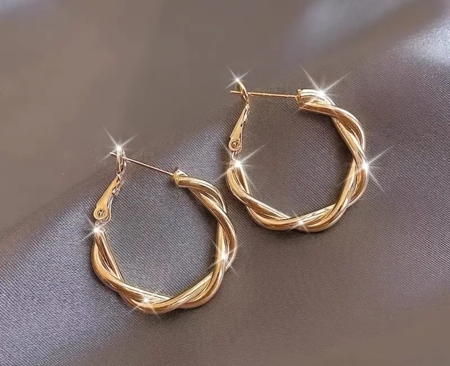 Златни дамски обеци изработени от медицинско злато