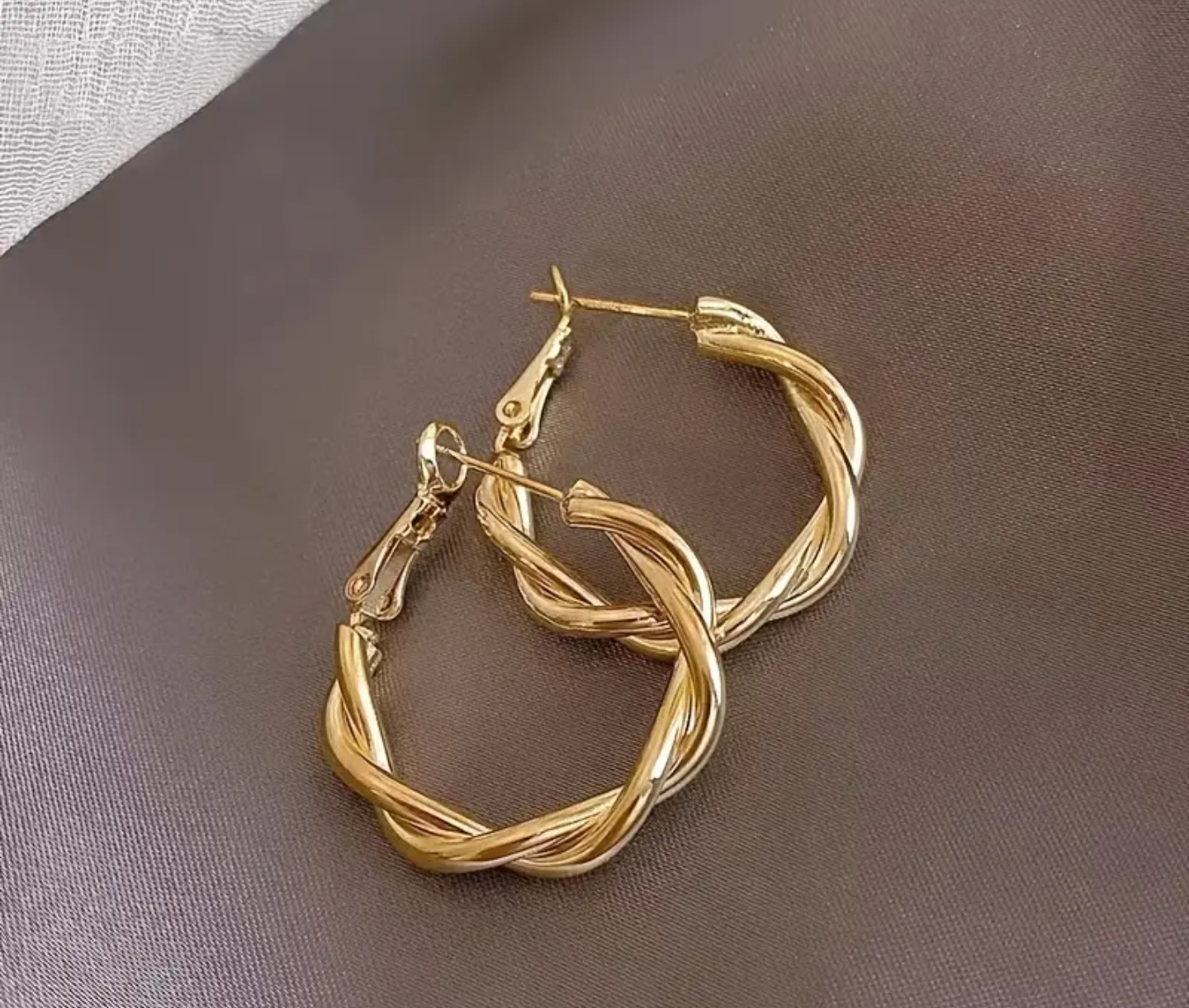 Златни дамски обеци изработени от медицинско злато