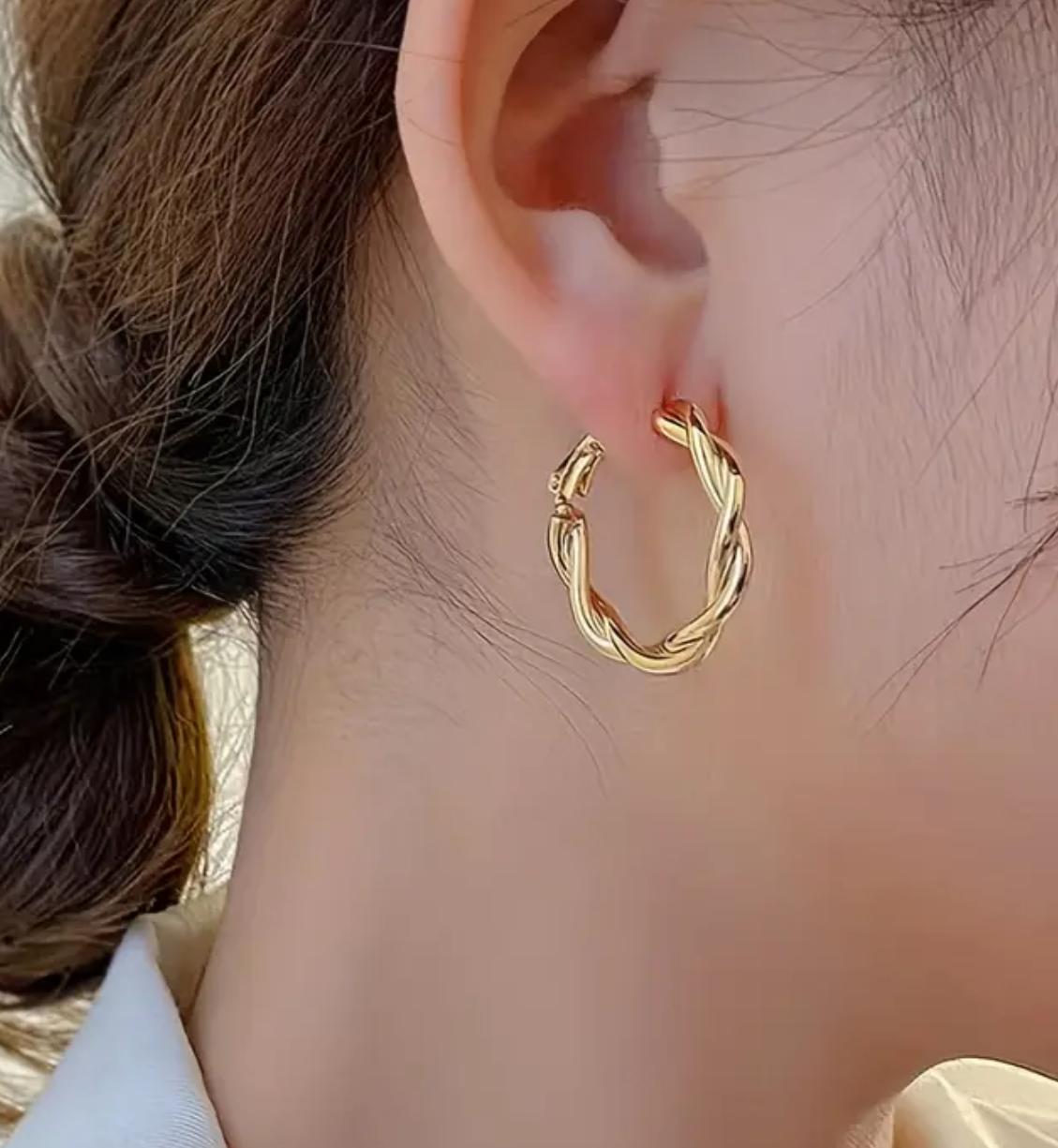 Златни дамски обеци изработени от медицинско злато