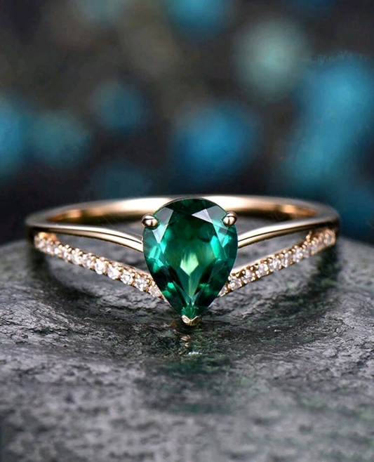 Златен дамски пръстен с зелен смарагд