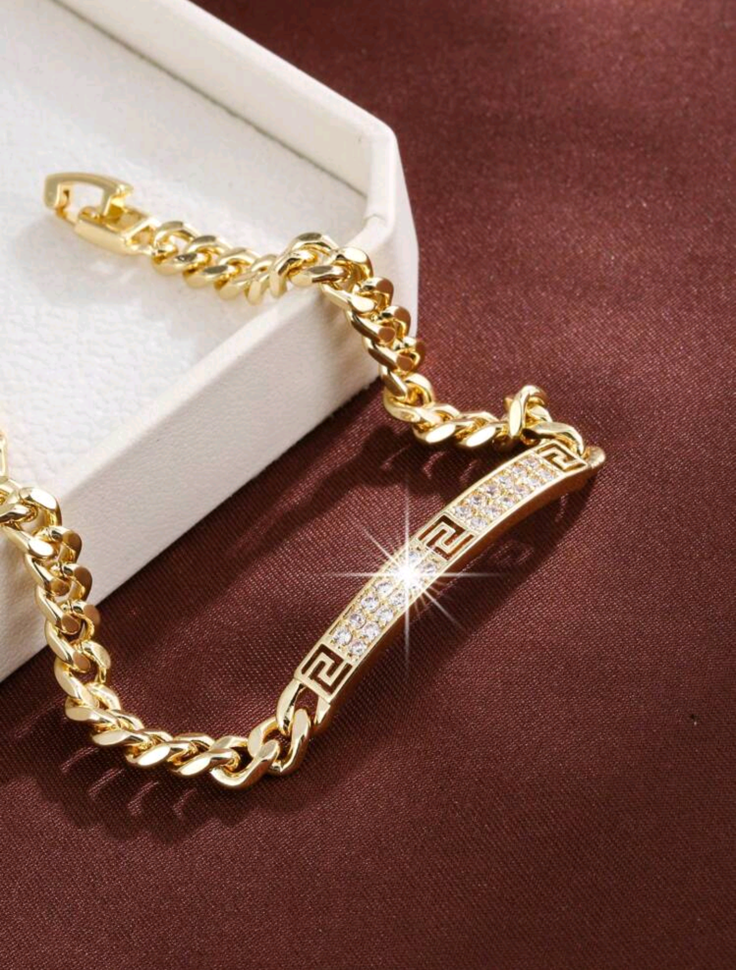 Златна дамска гривна с кристали. Нов модел!