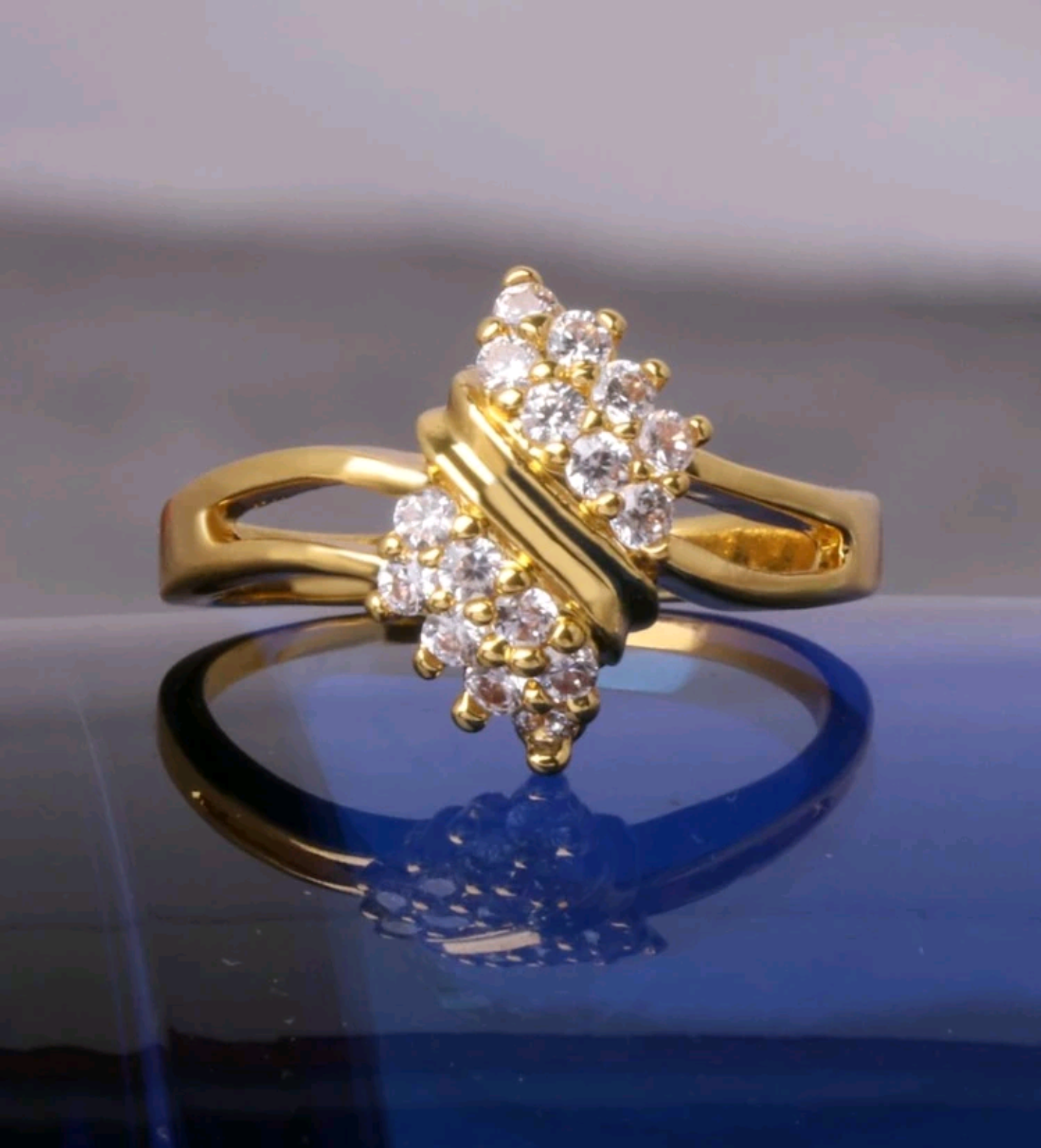 Масивен златен дамски пръстен с циркони