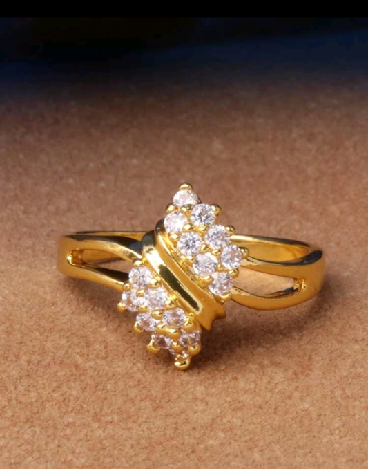 Масивен златен дамски пръстен с циркони