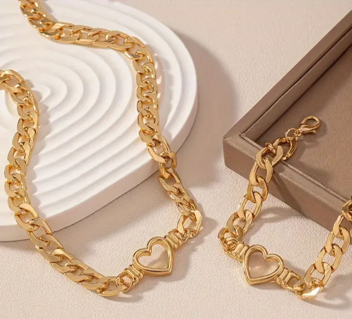 Златен дамски комплект ланец и гривна сърчица .