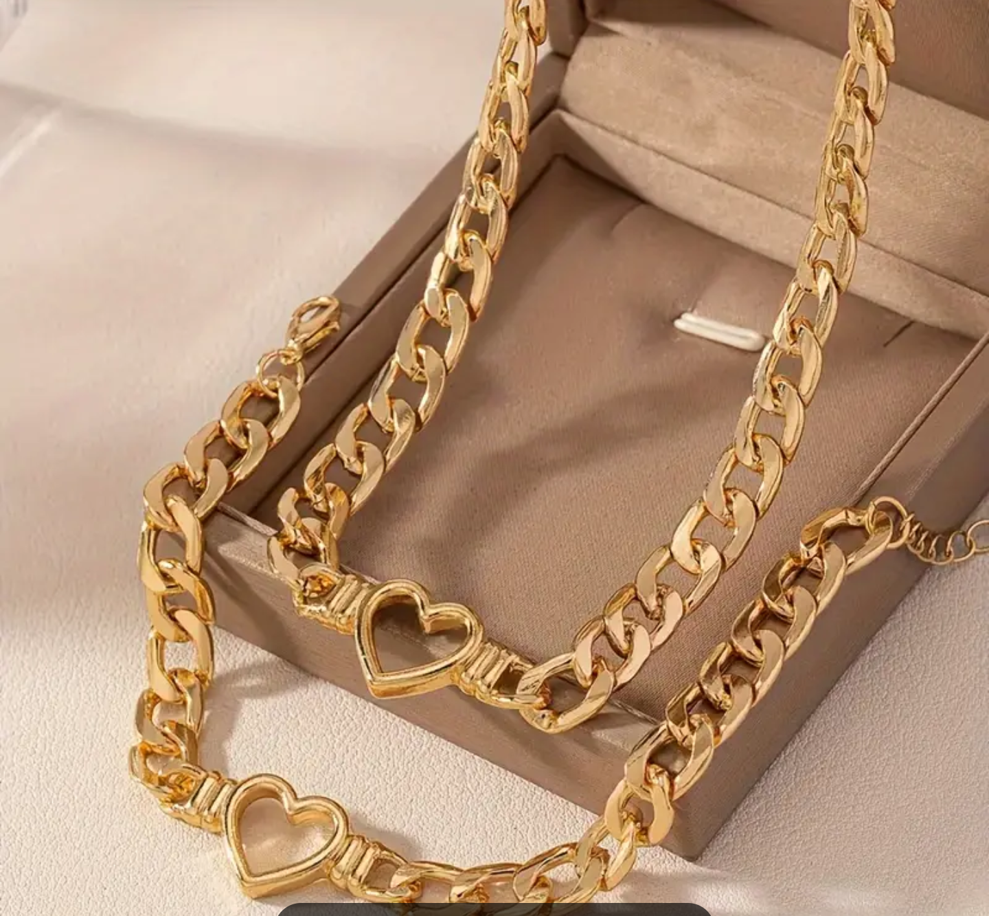 Златен дамски комплект ланец и гривна сърчица .