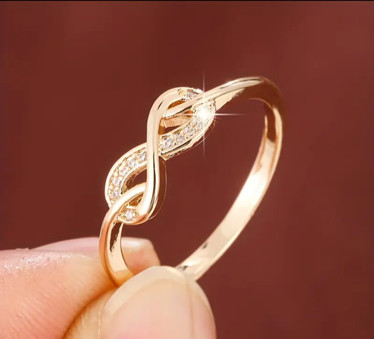 Златен дамски пръстен безкрайност