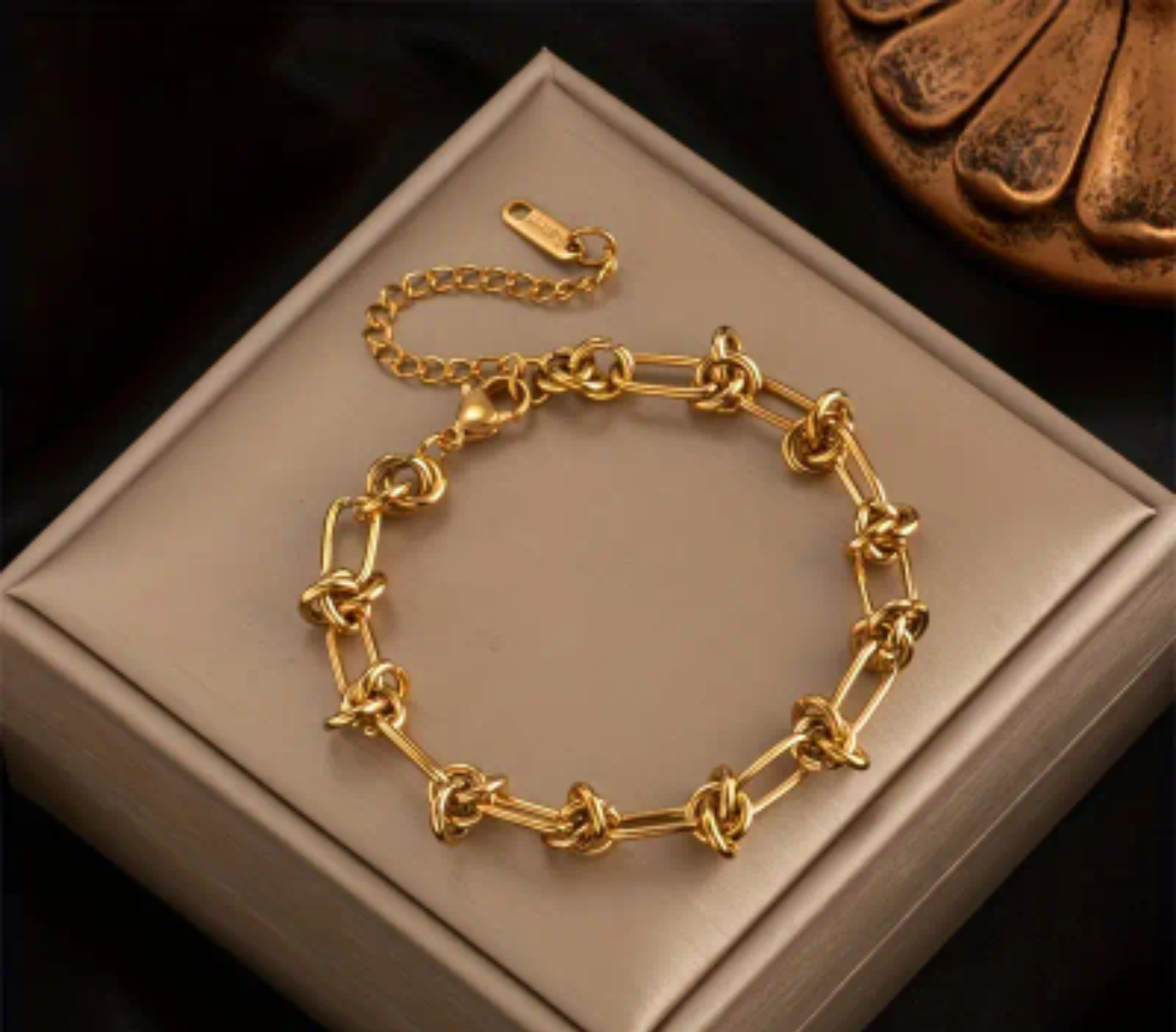 Златна дамска гривна плетка възел