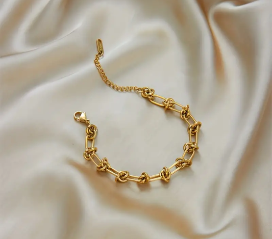 Златна дамска гривна плетка възел