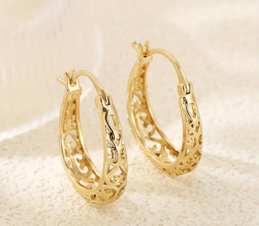 Златни дамски обеци изработени от медицинско злато