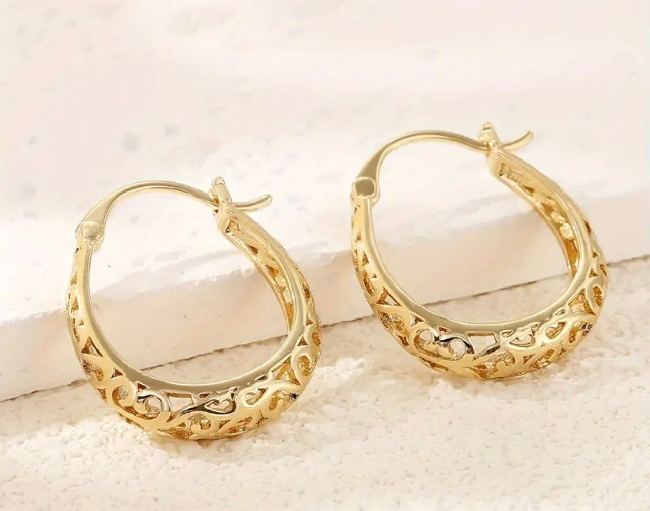 Златни дамски обеци изработени от медицинско злато