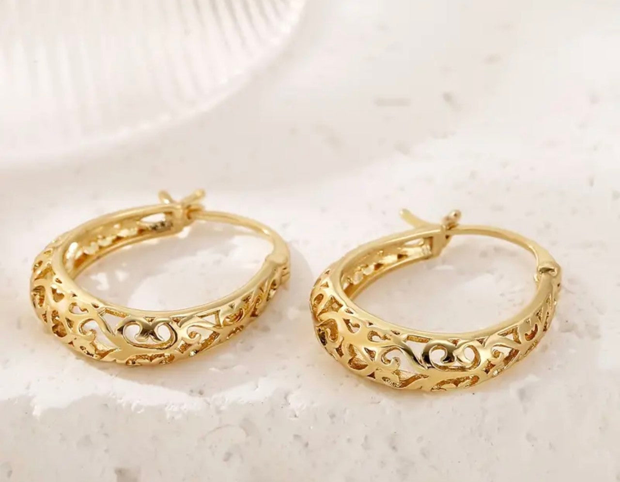 Златни дамски обеци изработени от медицинско злато