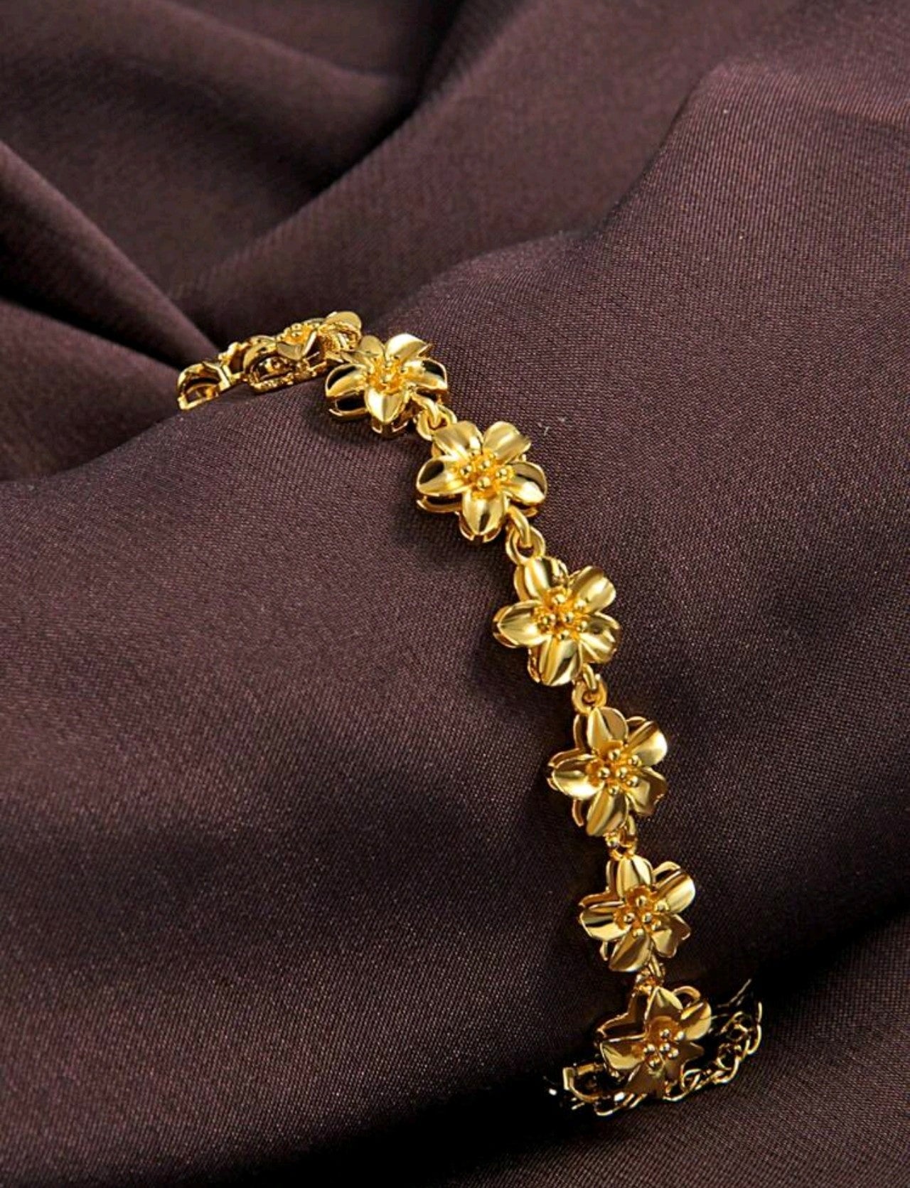 Златна дамска гривна с цветчета