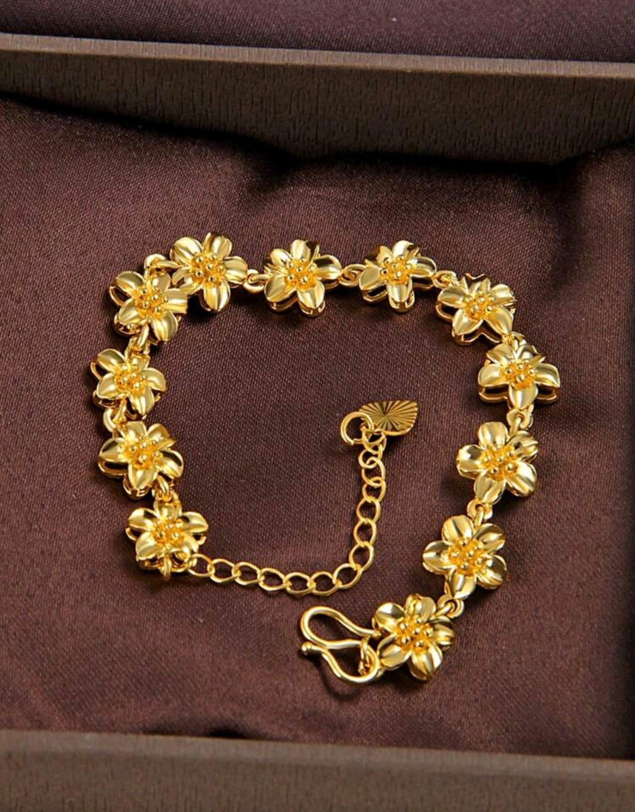 Златна дамска гривна с цветчета
