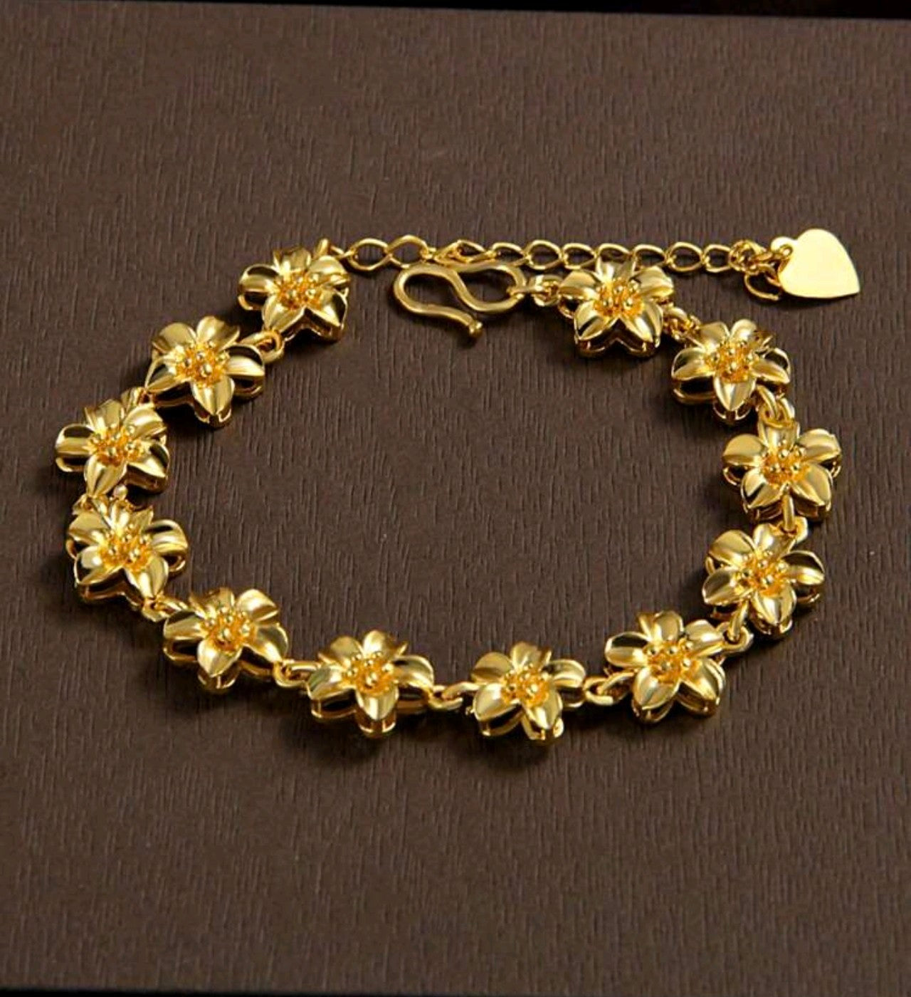 Златна дамска гривна с цветчета