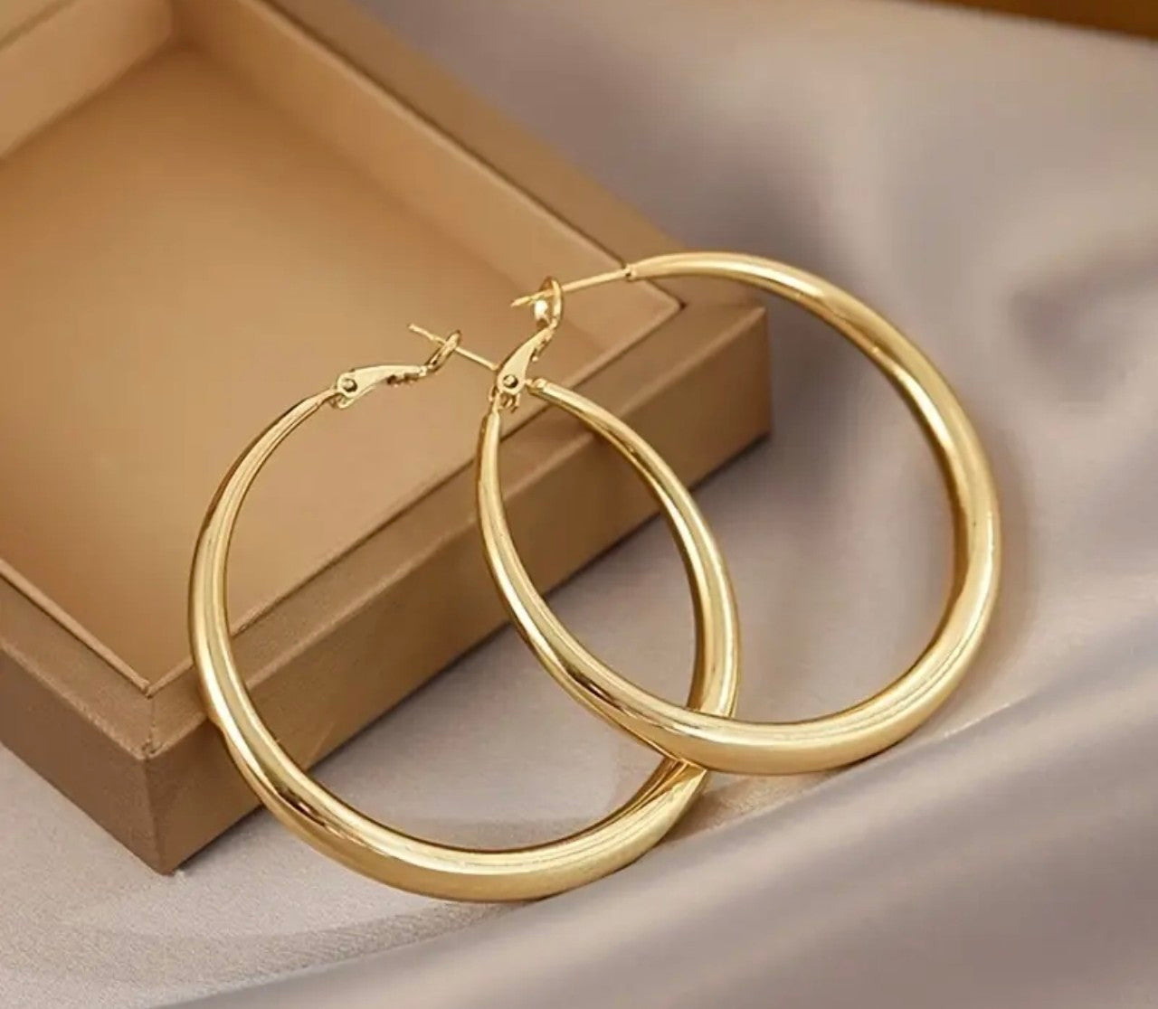 Големи златни дамски обеци халки.