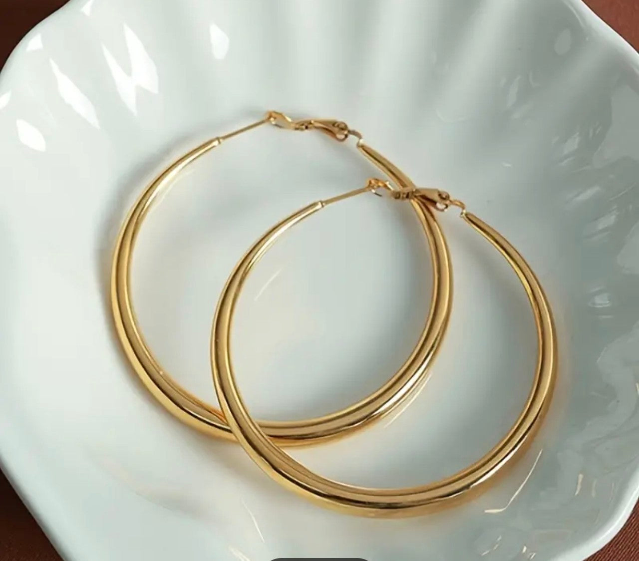 Големи златни дамски обеци халки.