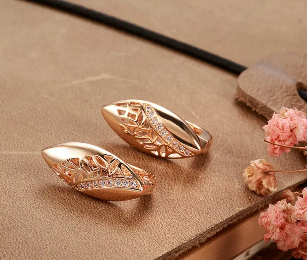 Златни дамски обеци бадем