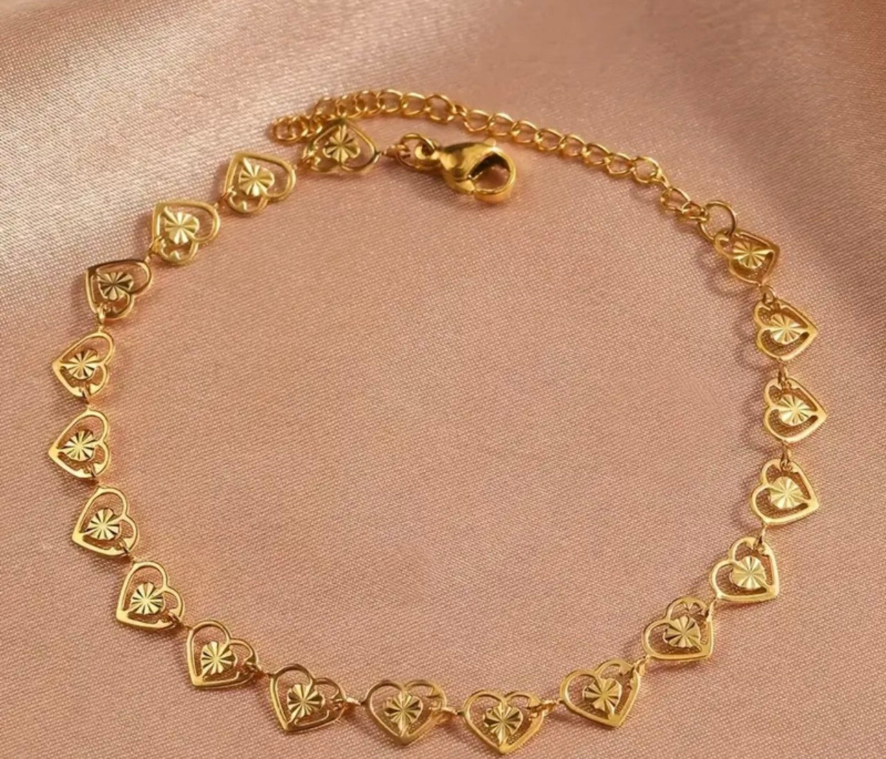 Златна дамска гривна сърчица с печат