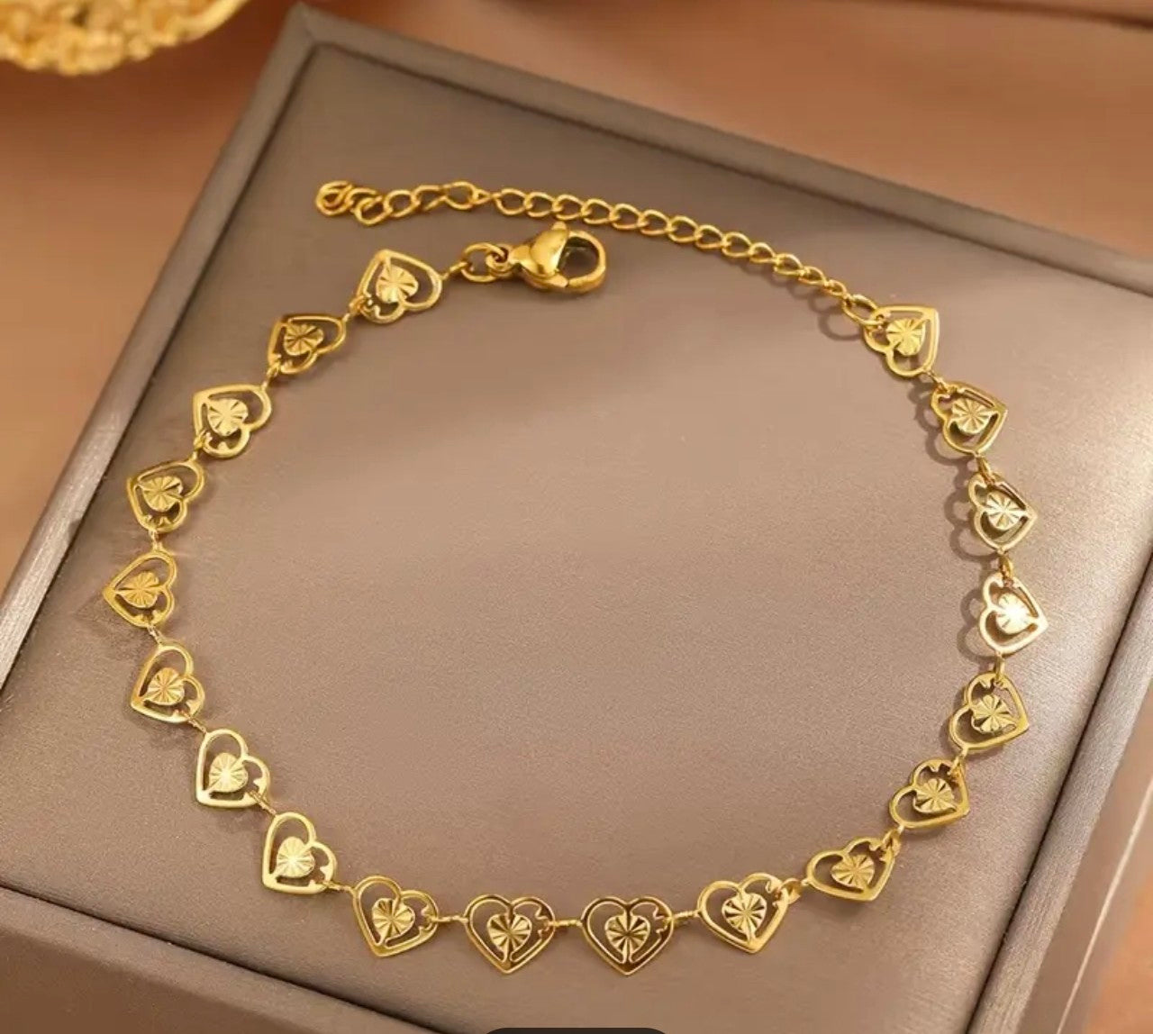 Златна дамска гривна сърчица с печат