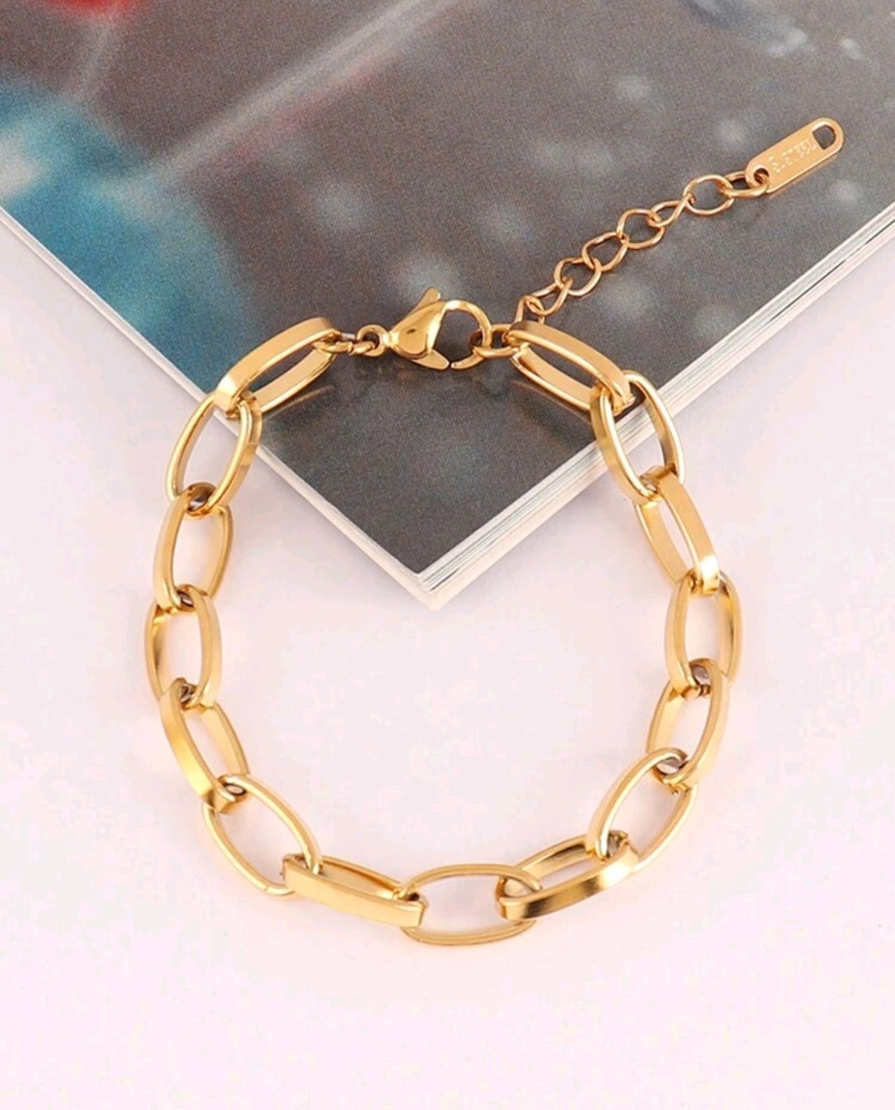 Златна гривна от медицинско злато