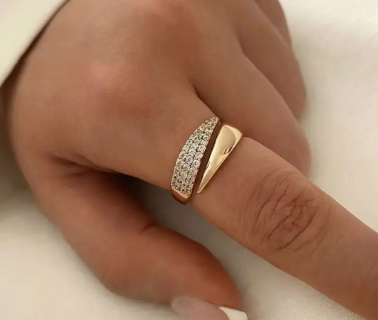 Златен дамски официален пръстен. Универсален размер. Обява номер 7