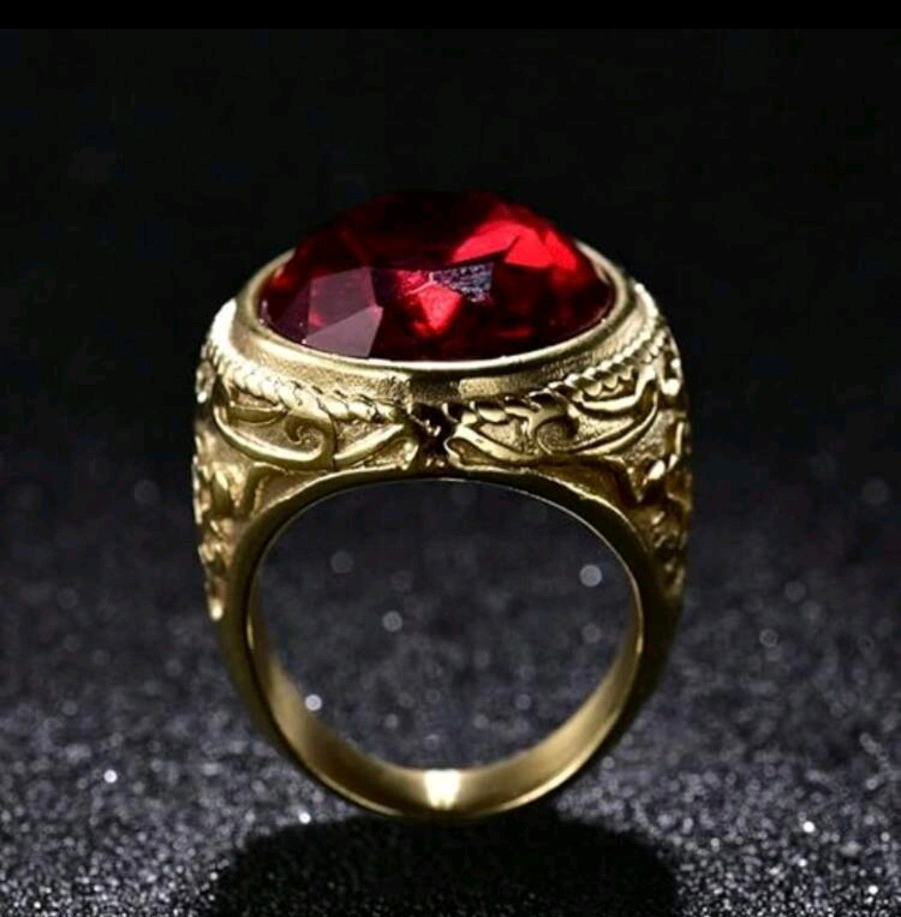 Златен пръстен с червен рубин изработен от медицинско злато. Обява номер 23