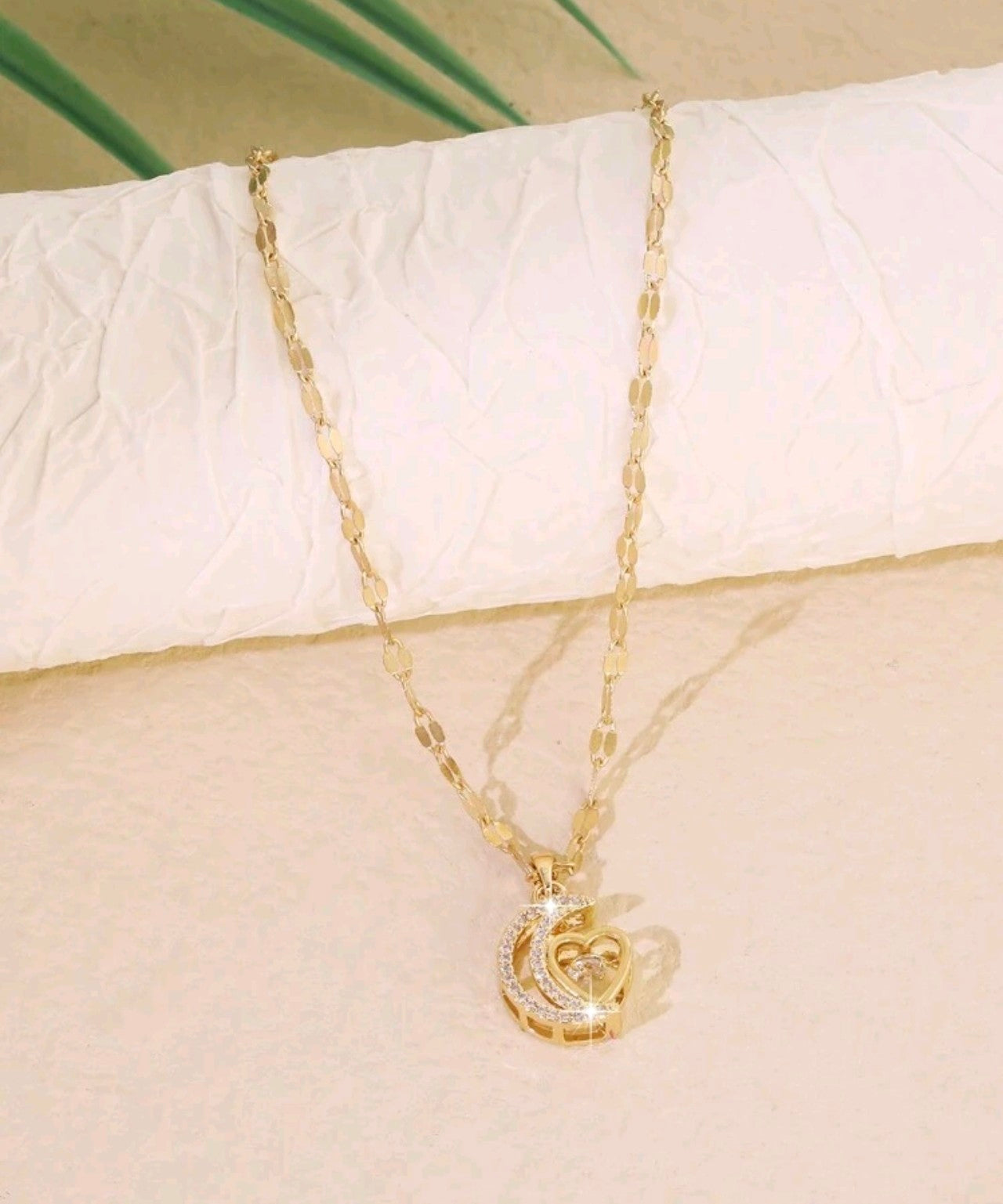 Златно дамско колие луна със сърчице. Обява номер 20