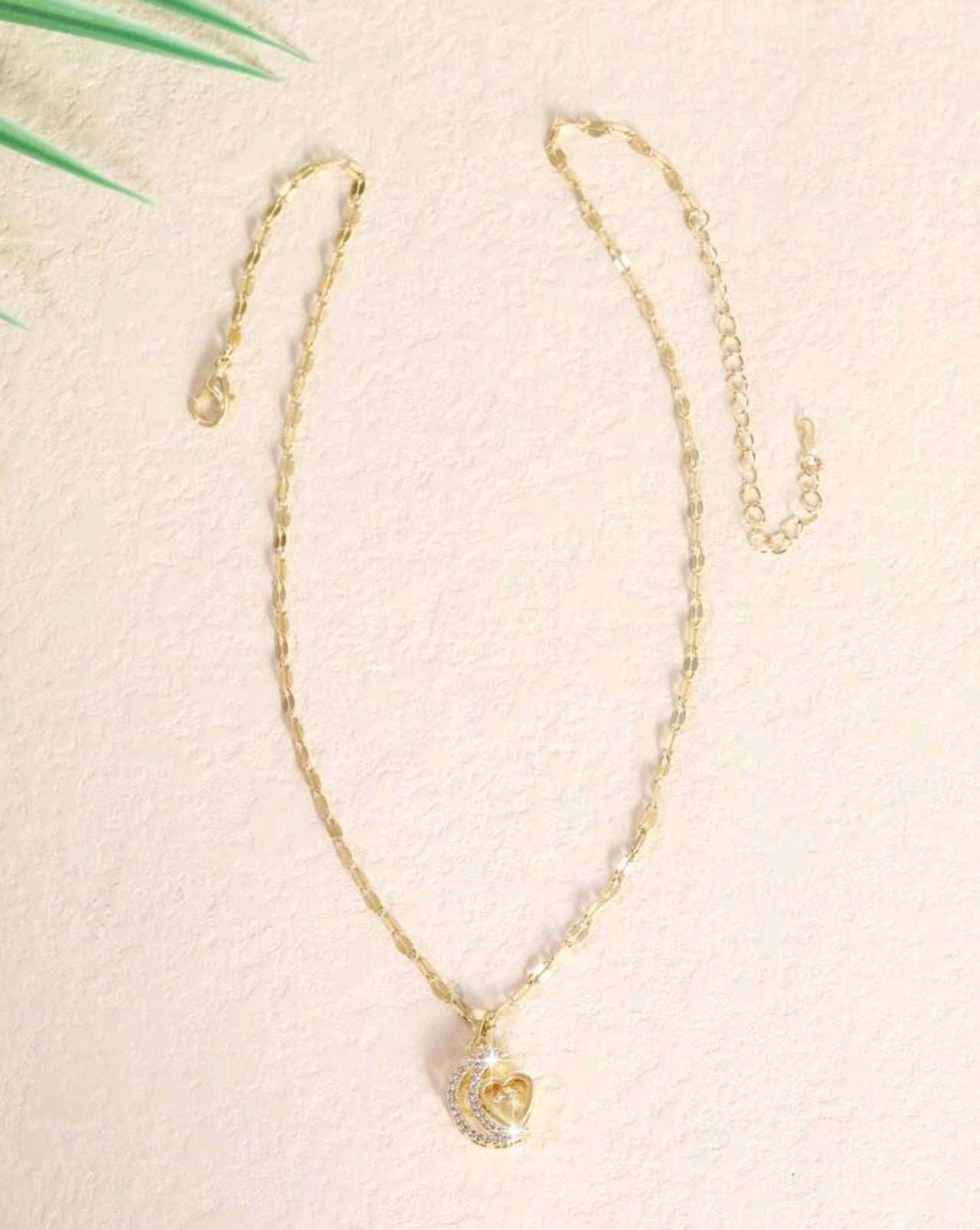 Златно дамско колие луна със сърчице. Обява номер 20