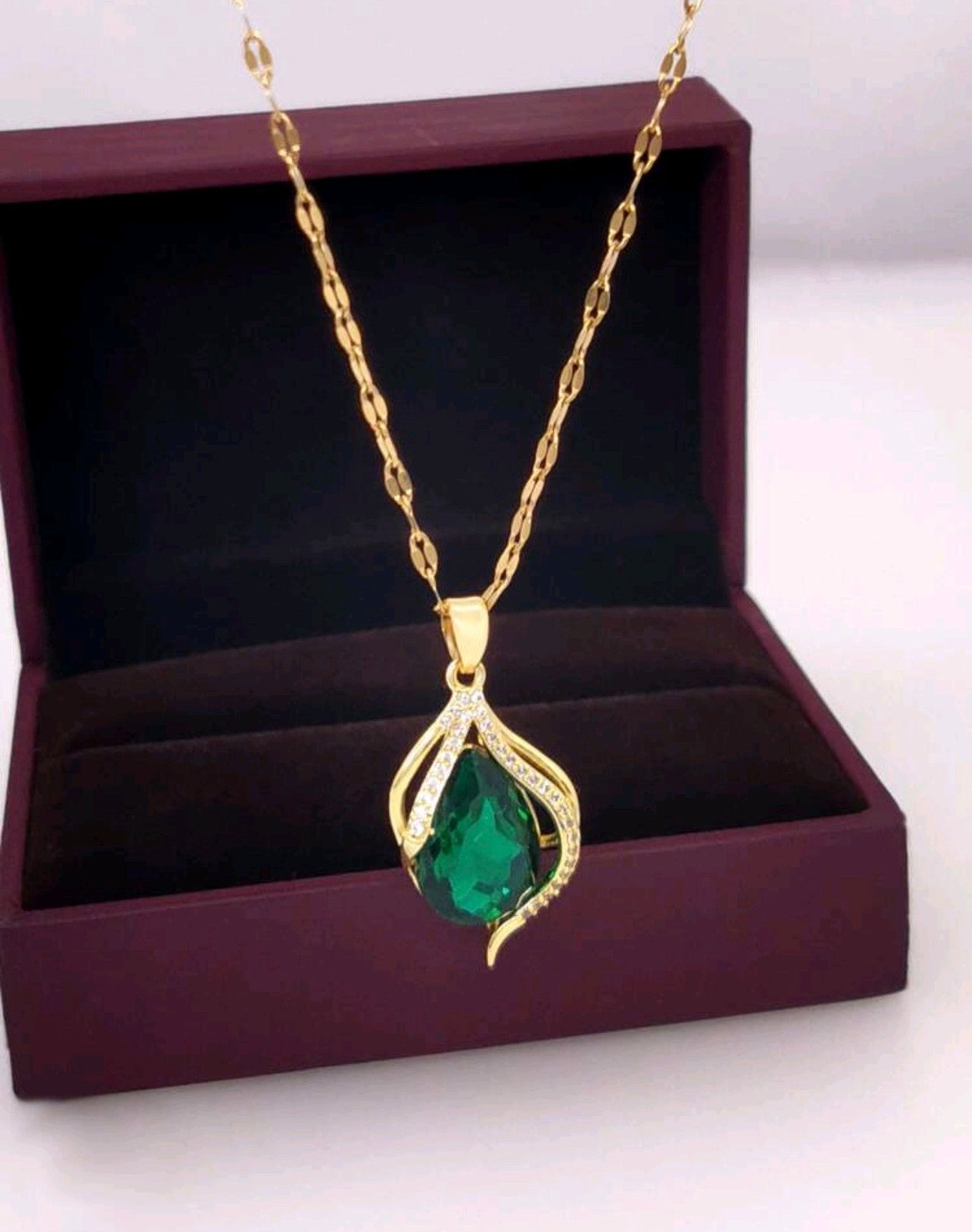 Златно дамско колие смарагдова капка. Обява номер 34