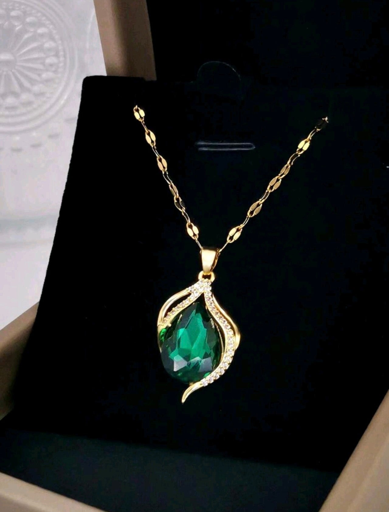 Златно дамско колие смарагдова капка. Обява номер 34