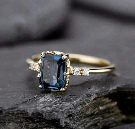 Златен дамски пръстен син камък. Обява номер 44