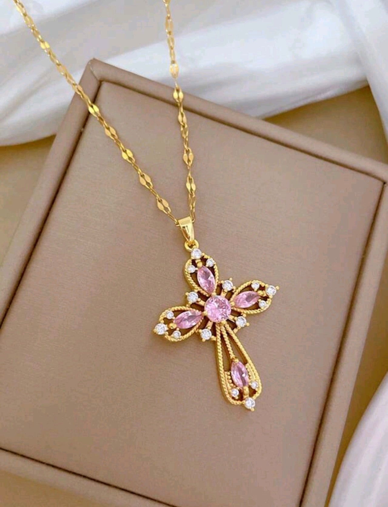 Златно ланче с кръстче и розови цирконии. Обява номер 45