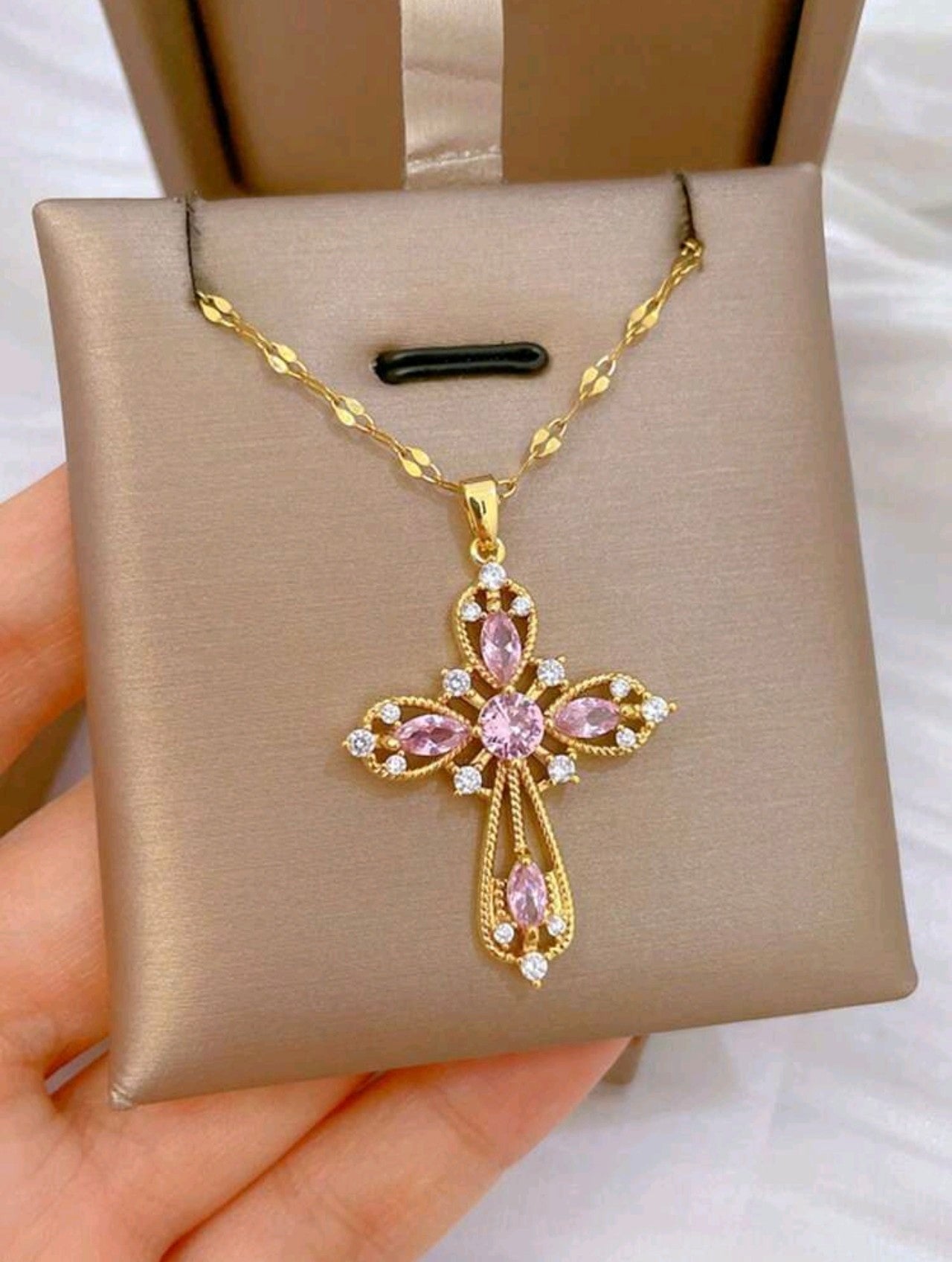 Златно ланче с кръстче и розови цирконии. Обява номер 45
