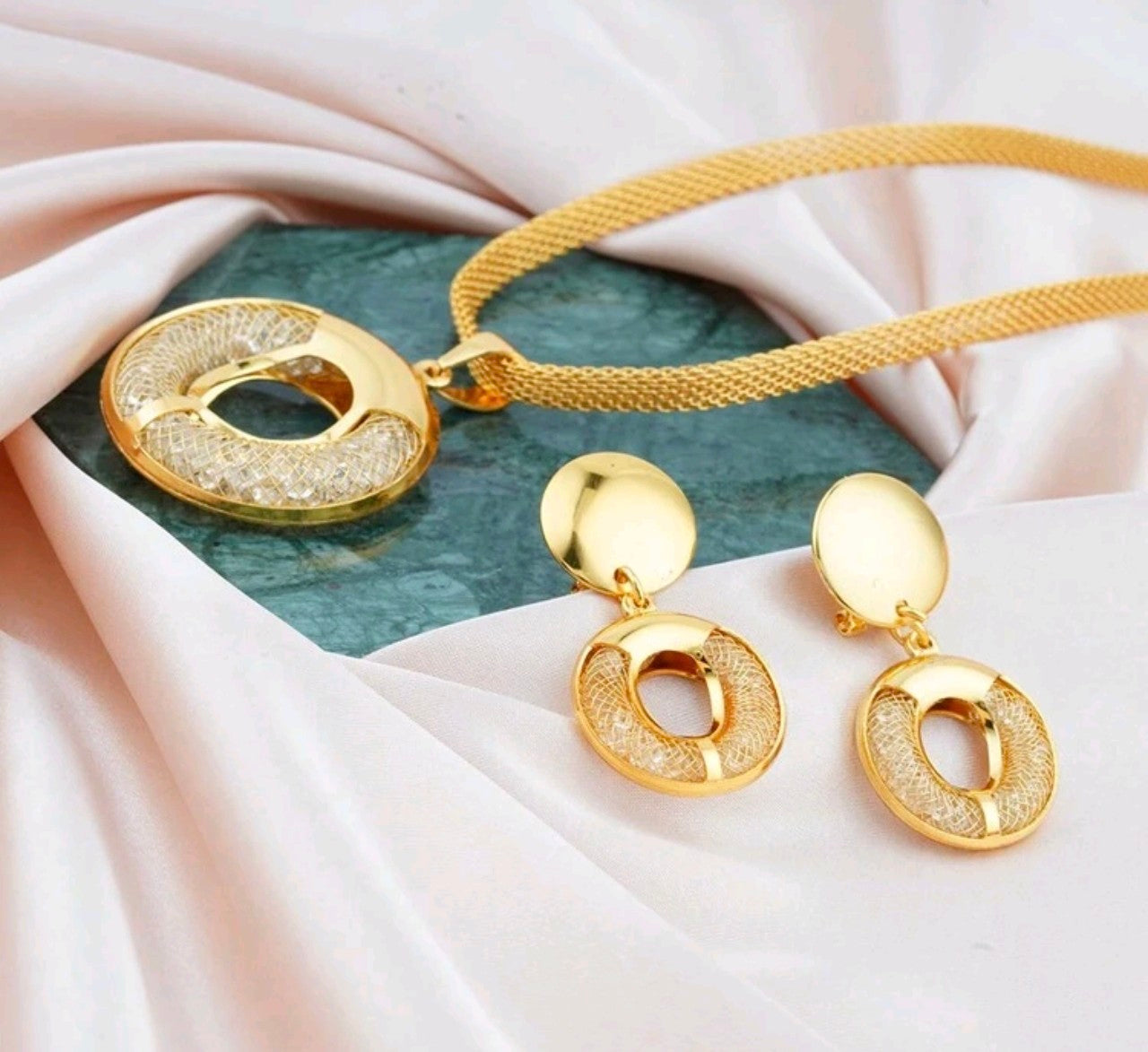 Златен дамски комплект обеци и колие. Обява номер 110