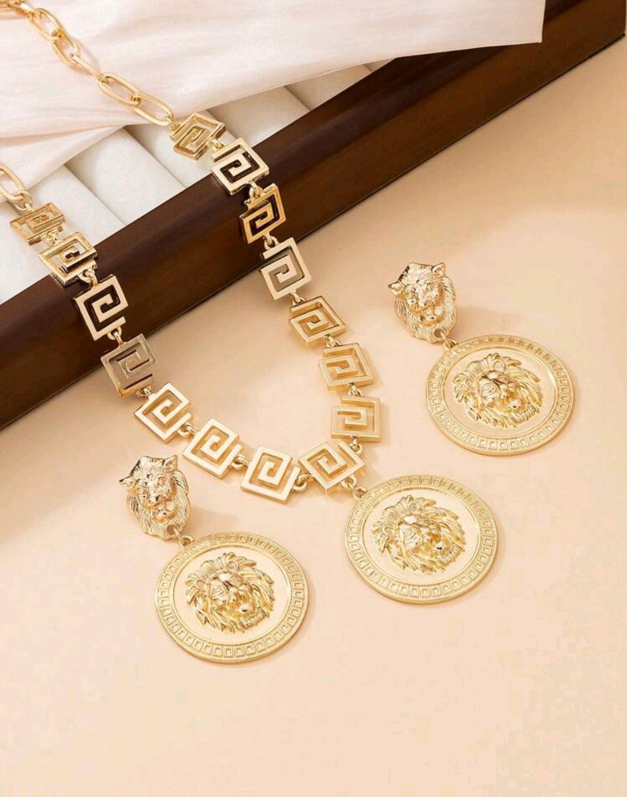 Златен дамски комплект дърво на живота. Обеци гривна и колие