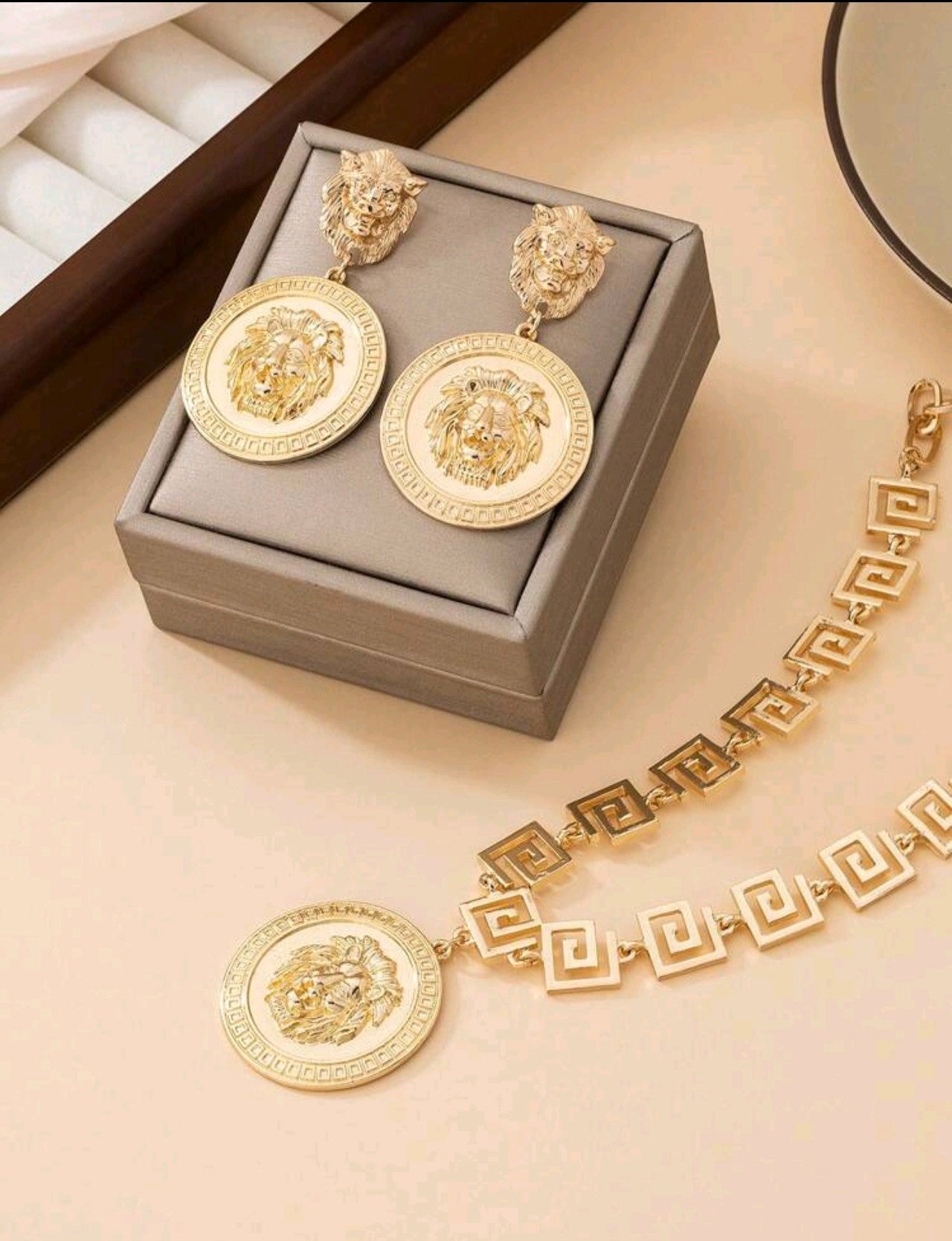 Златен дамски комплект дърво на живота. Обеци гривна и колие