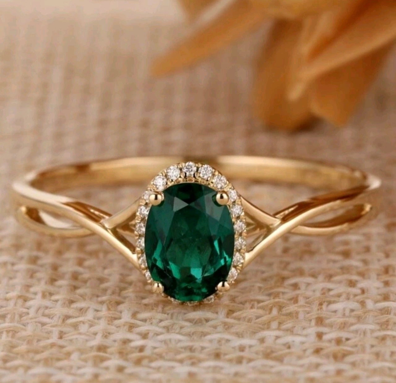 Златен дамски пръстен с зелен смарагд. Обява номер 60