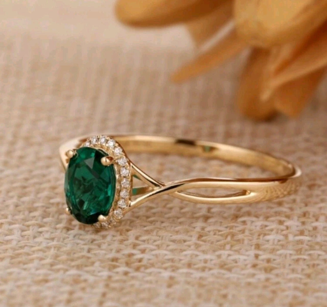 Златен дамски пръстен с зелен смарагд. Обява номер 60