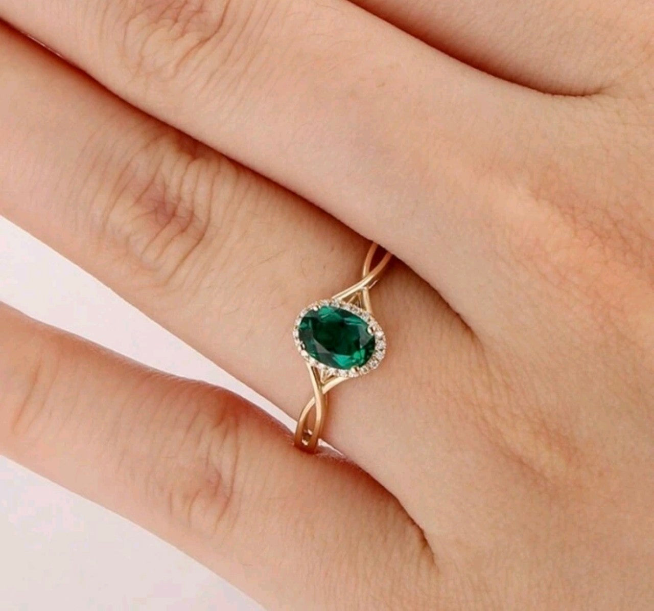 Златен дамски пръстен с зелен смарагд. Обява номер 60