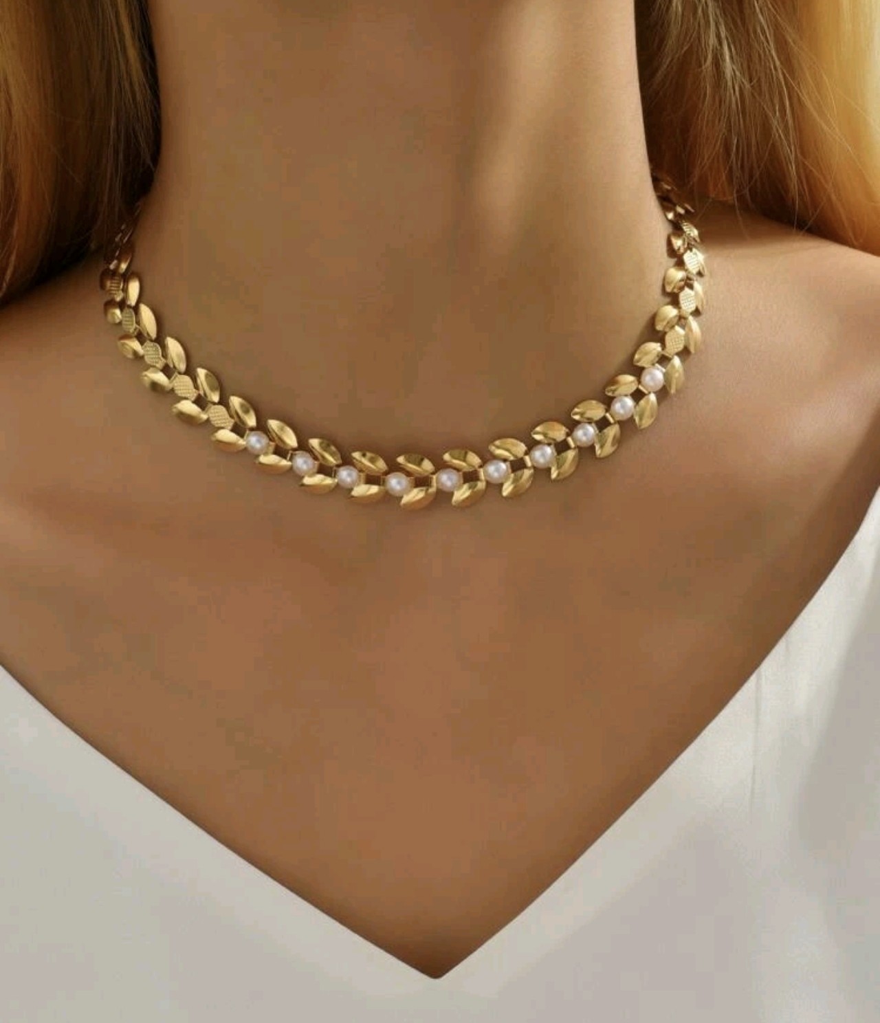 Нежно златно дамско колие с листенца. Обява номер 57