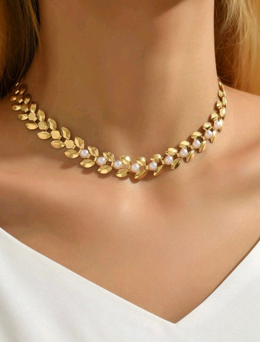 Нежно златно дамско колие с листенца. Обява номер 57