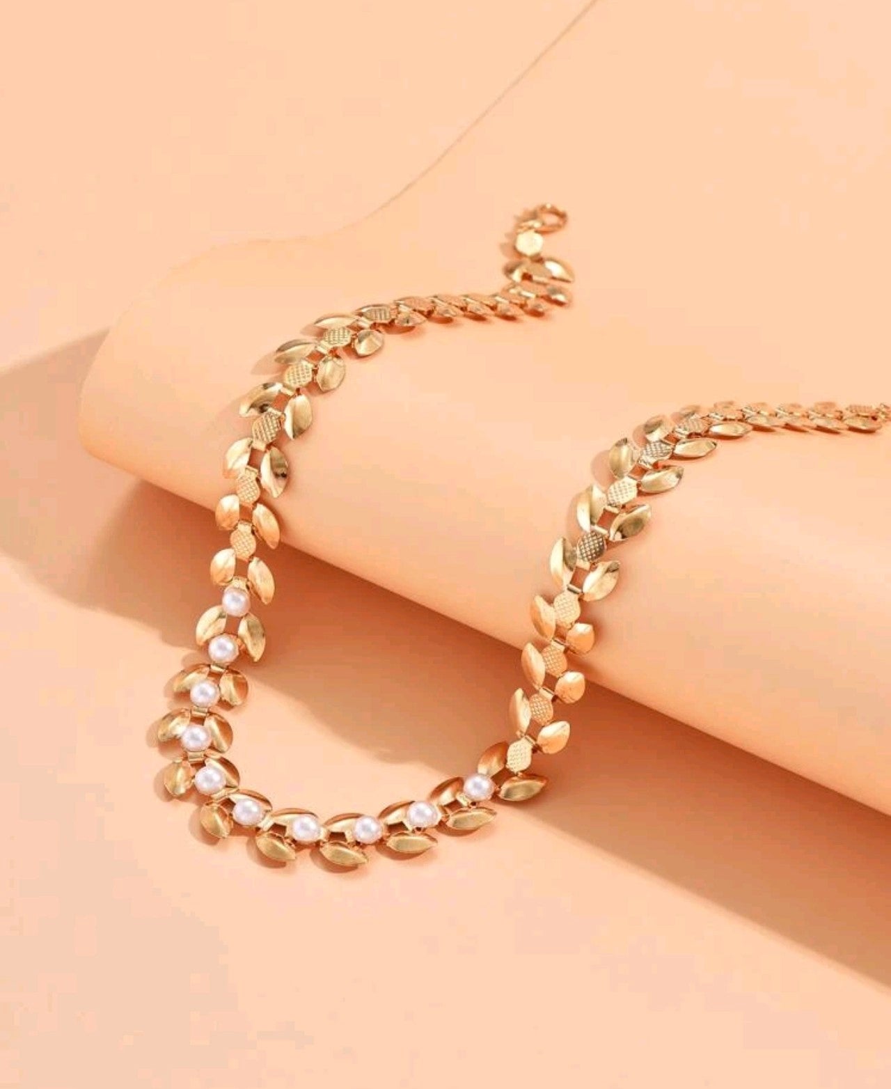 Нежно златно дамско колие с листенца. Обява номер 57