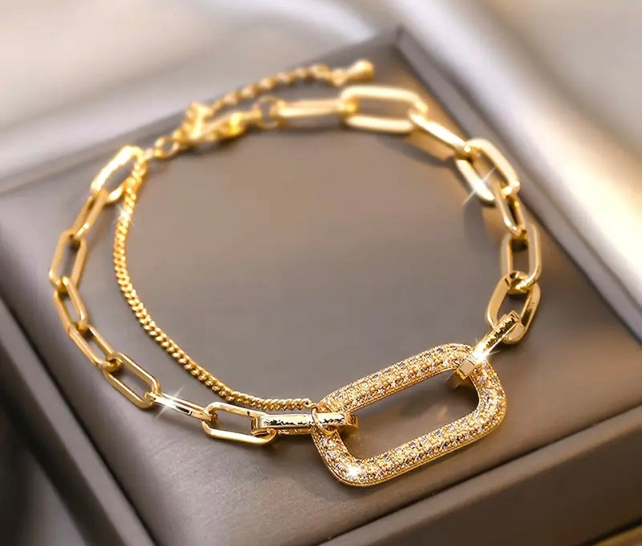 Златна дамска гривна тип колан Катарама. Обява номер 18