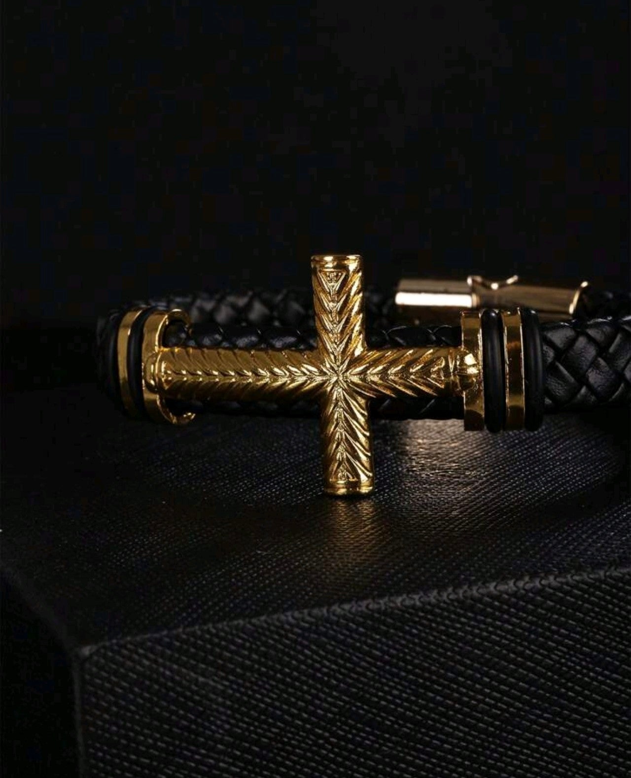 Модерна гривна унисекс с кръстче смесица от кожа и медицинско злато. Обява номер 19