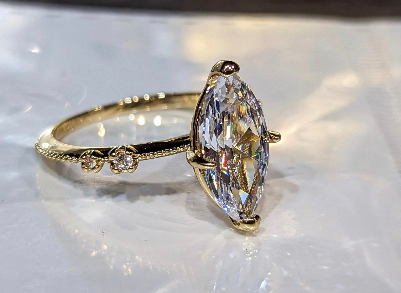 Златен дамски сълза внос от Италия.