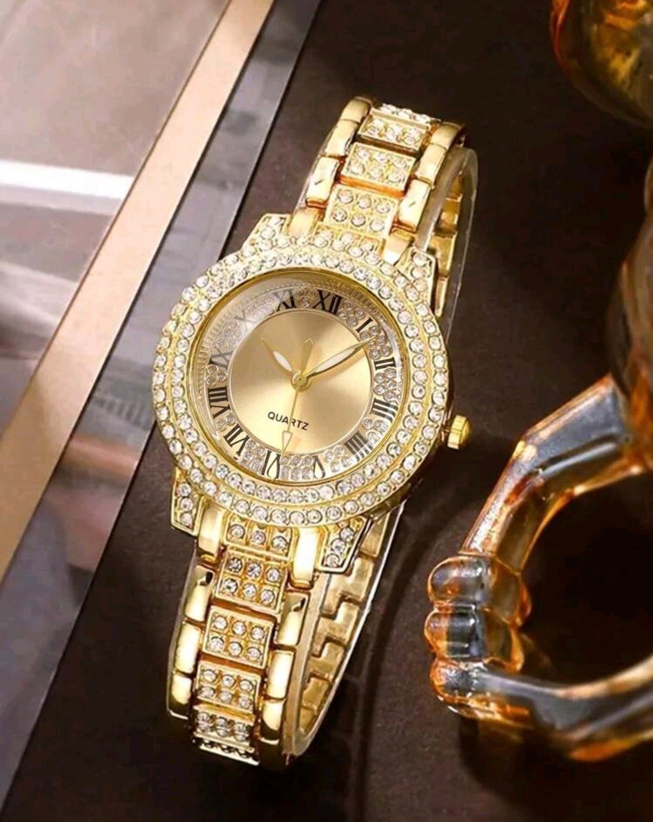 Позлатен дамски часовник с множество цирконии. Обява номер 34