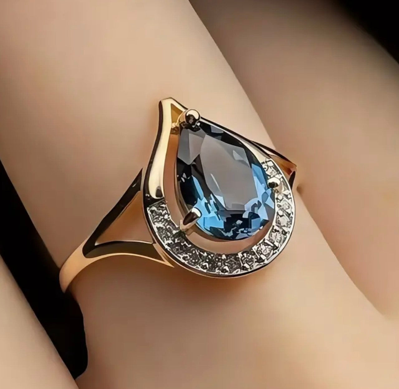 Златен дамски пръстен синя капка