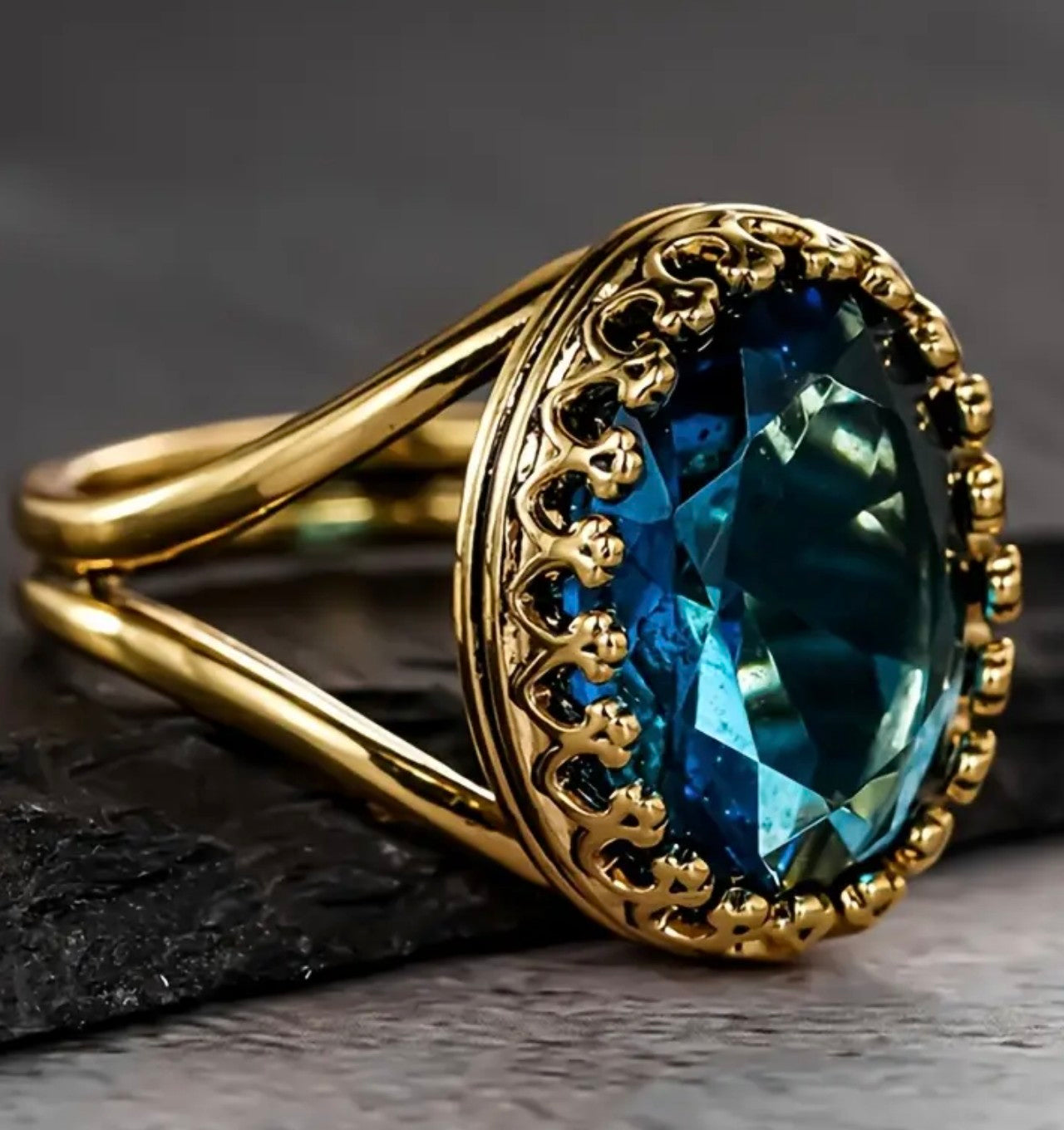 Дамски пръстен с огромен син сапфир изработен от медицинско злато