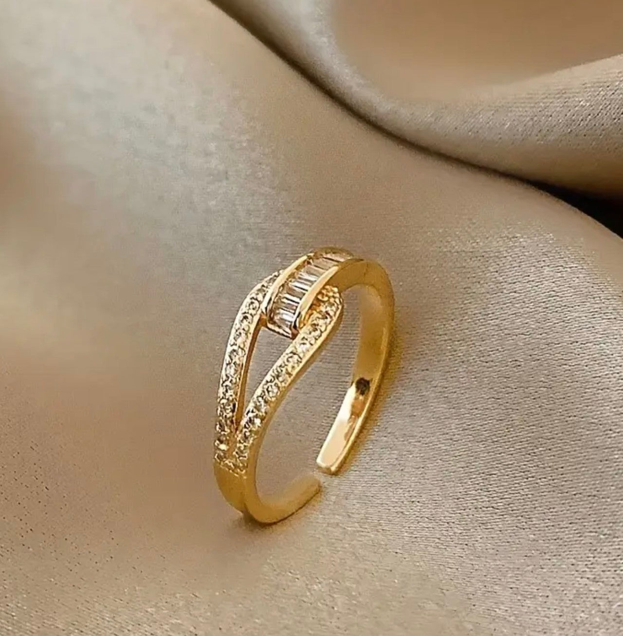 Златен дамски пръстен с регулируем размер. Обява номер обява номер 36